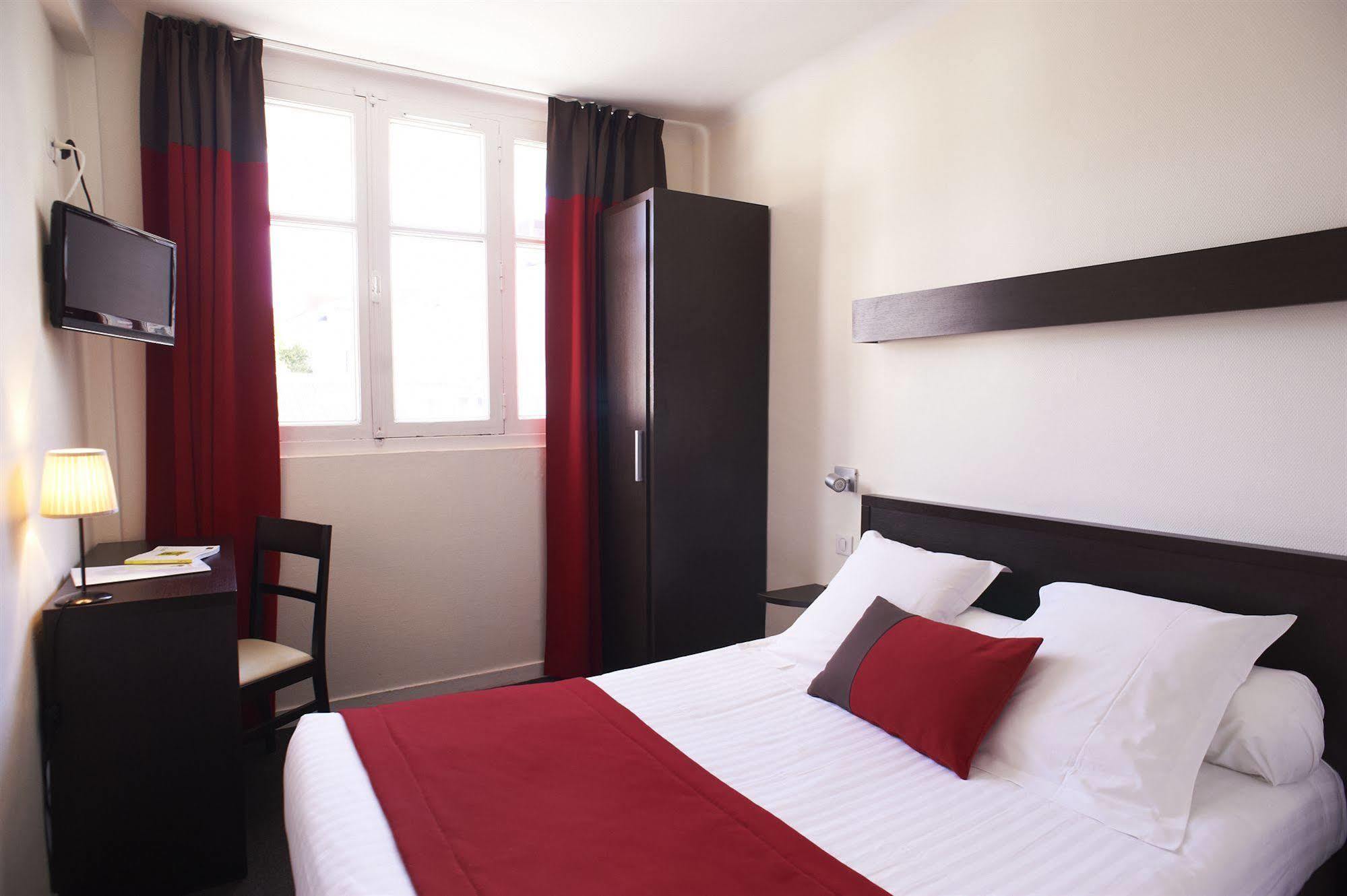 Logis Chateaubriand Hotel